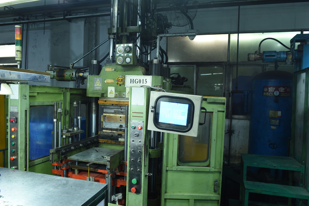 300T Injection Forming Machine(射出硫化機）